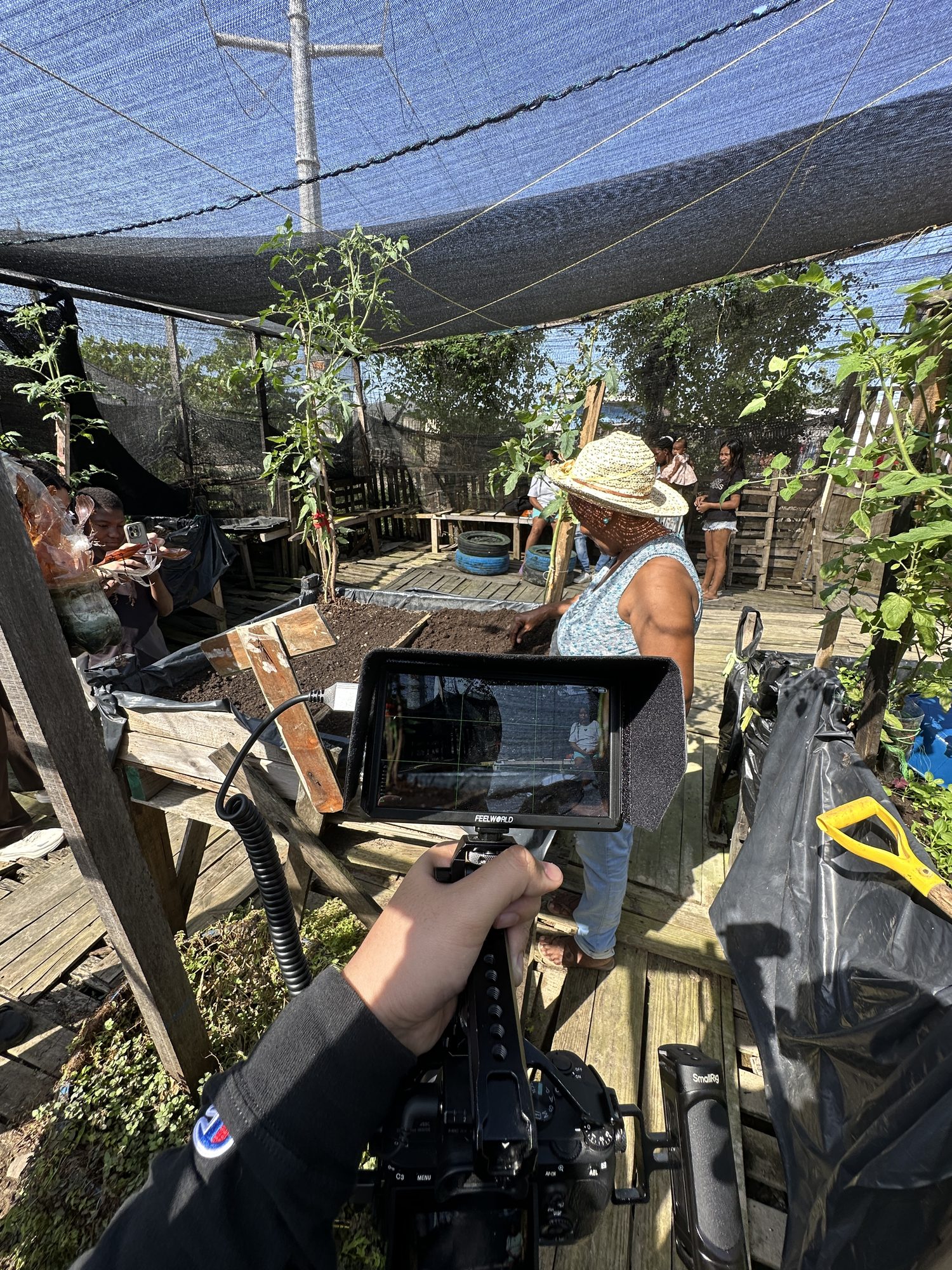 Monitor de cámara enfocando a un hombre trabajando en un cultivo