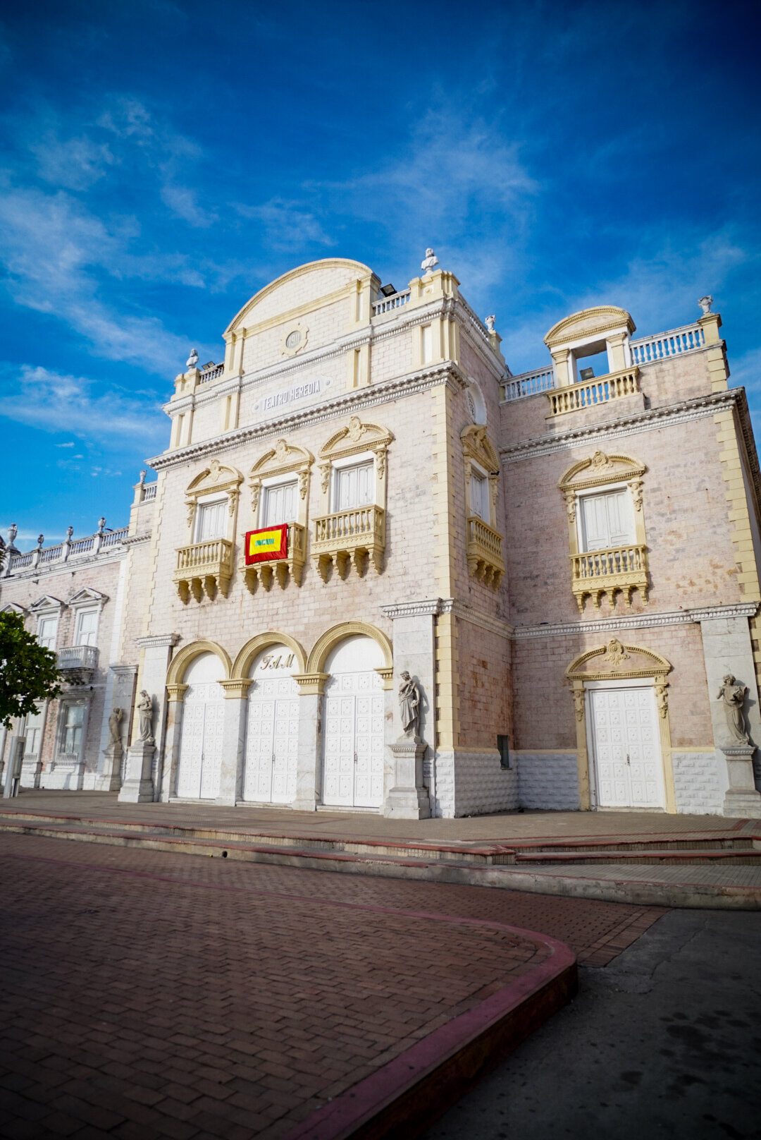 Torre amarilla y roja de una iglesia colonial en Cartagena