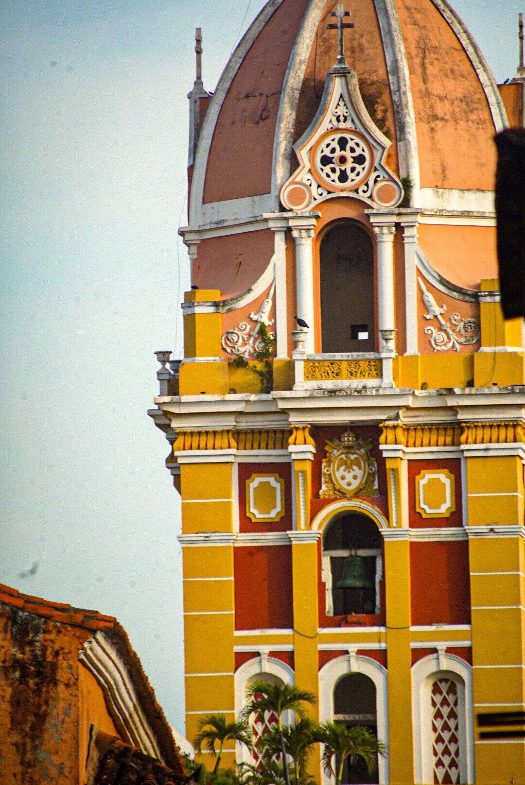 Fachada del Teatro Heredia bajo un cielo azul intenso
