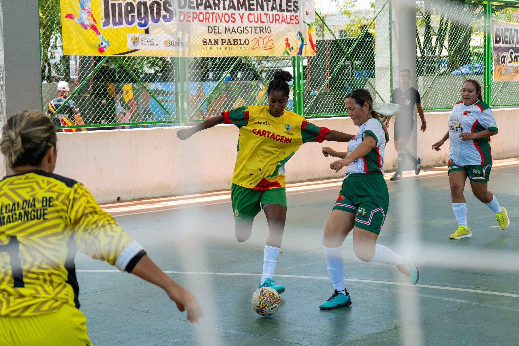 Fútbol sala femenino, jugadora disputando el balón