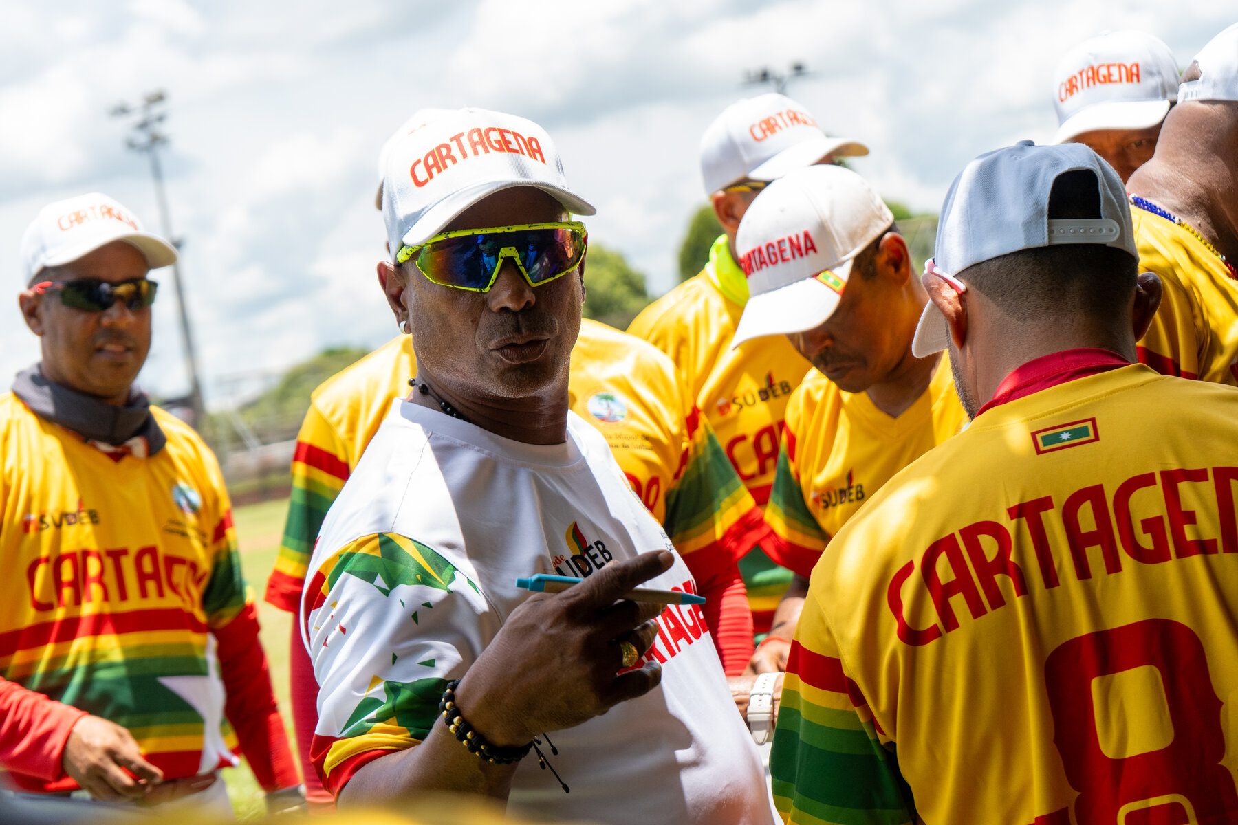 Grupo de personas con gorras de Cartagena reunidas en corrillo