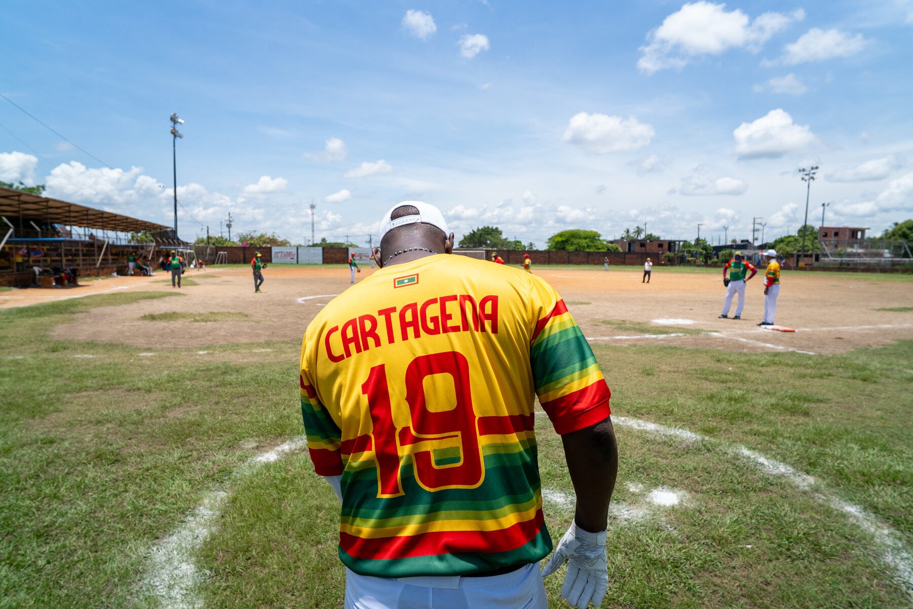 Jugador de béisbol con camiseta de Cartagena visto de espaldas