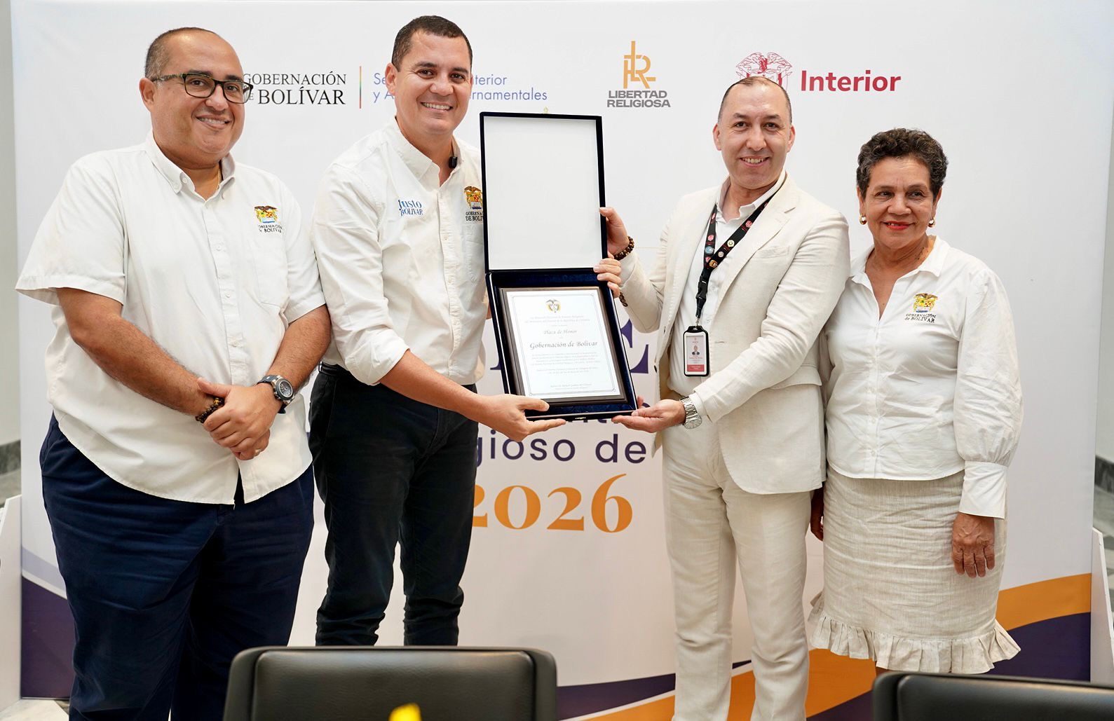 Entrega de una placa de honor a la Gobernación de Bolívar en un evento institucional