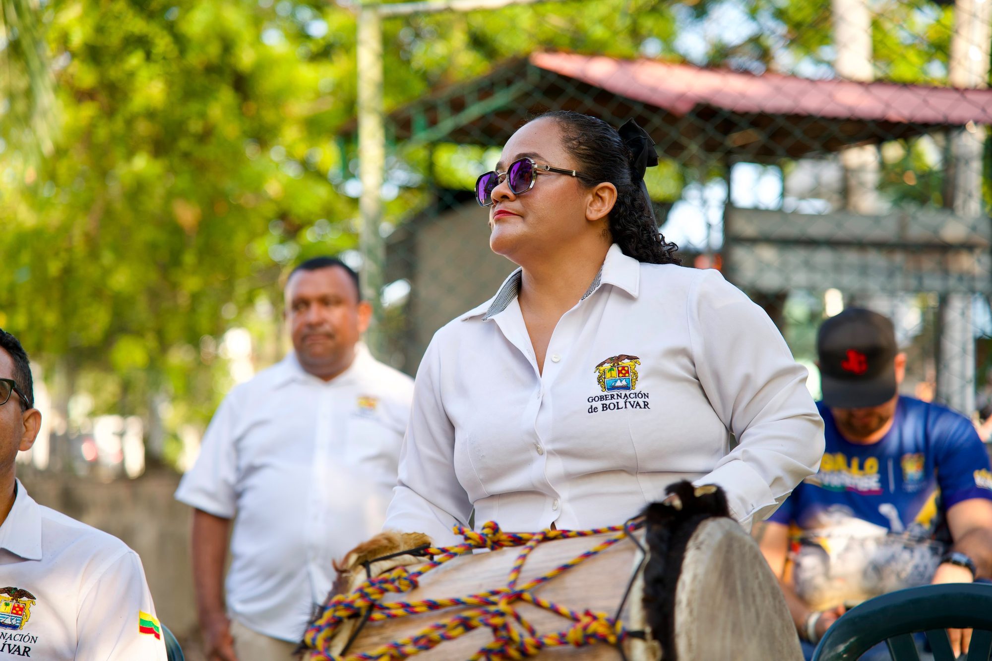 Mujer de la Gobernación de Bolívar montada en una mula decorada durante un evento tradicional