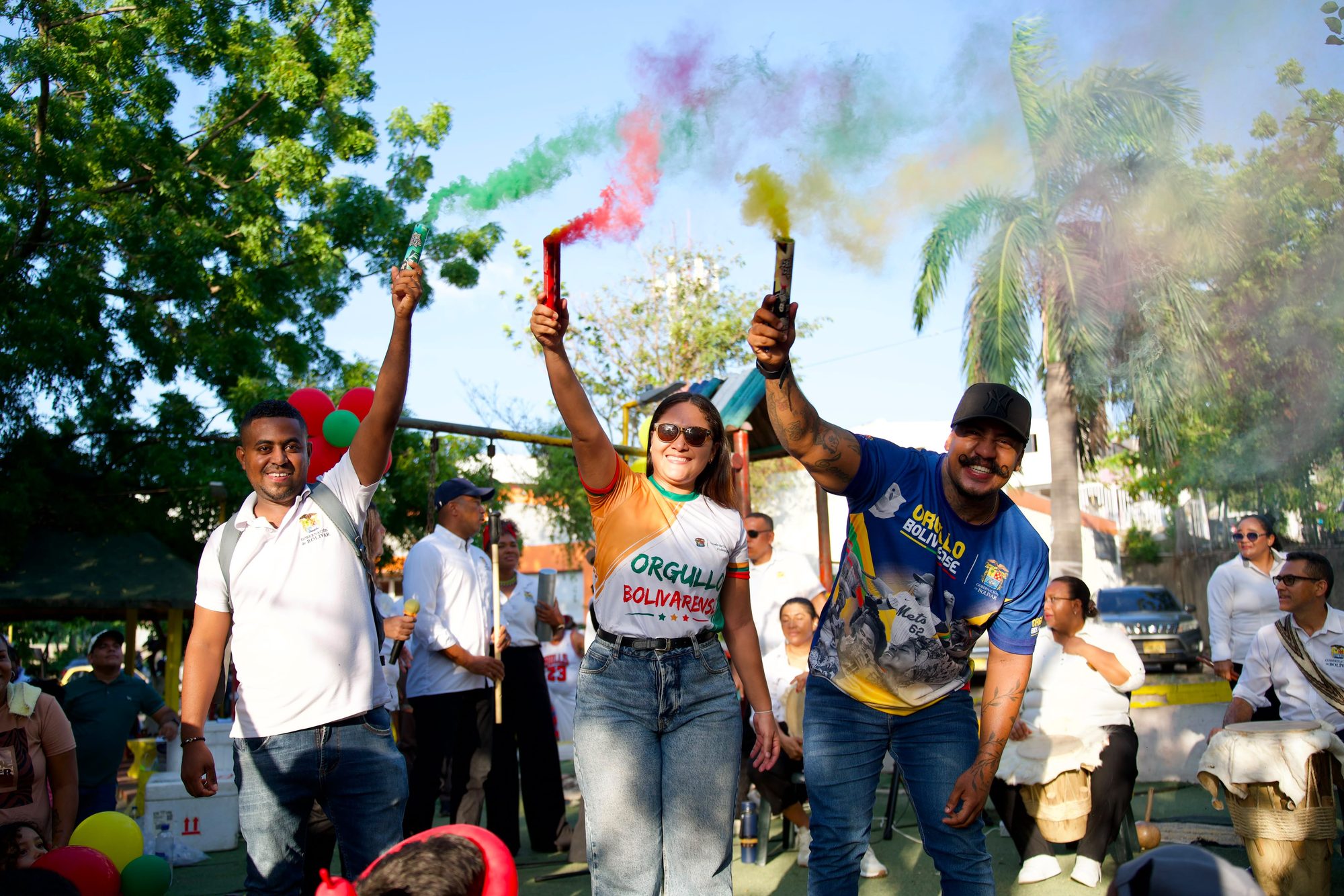 Celebración con bengalas de humo de colores durante un evento comunitario