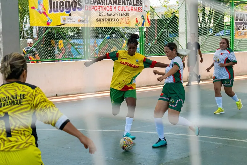 Fútbol sala femenino, jugadora disputando el balón
