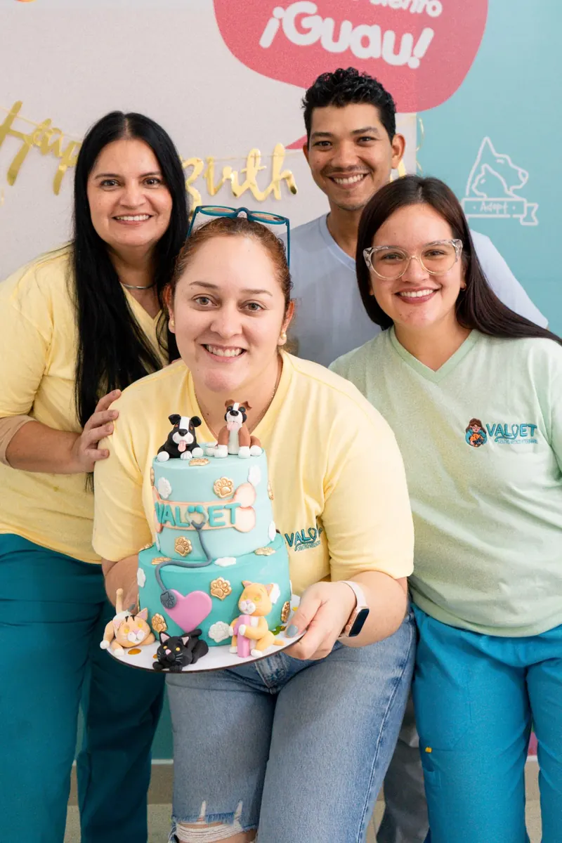 Equipo de Valvet posando con el pastel de su primer aniversario